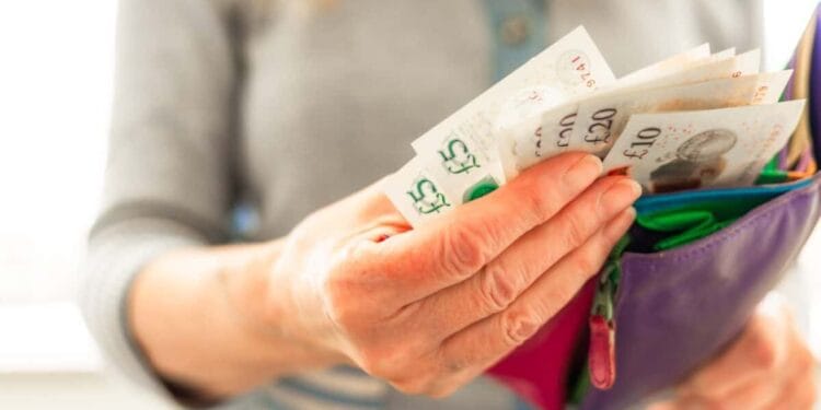 Investing this a lot from 35 might generate a £1m UK shares portfolio by retirement