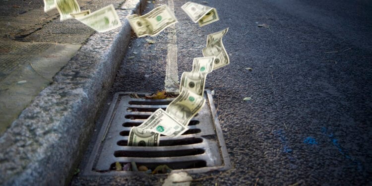 Spot Bitcoin ETFs Bleed $713 Million In The Previous Week — What’s Occurring?