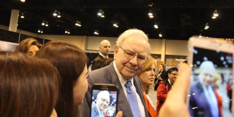 As CEO Warren Buffett steps down, ought to I purchase Berkshire Hathaway shares?