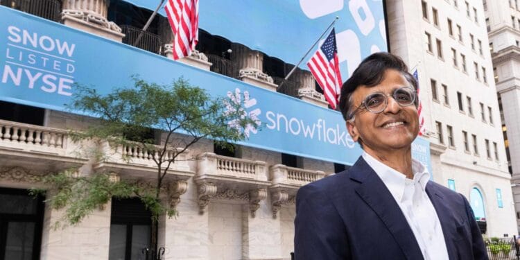 Snowflake soars 33% on earnings beat, will spend $6B on Amazon cloud