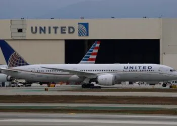 United CEO brushes off airline mergers after American rejection